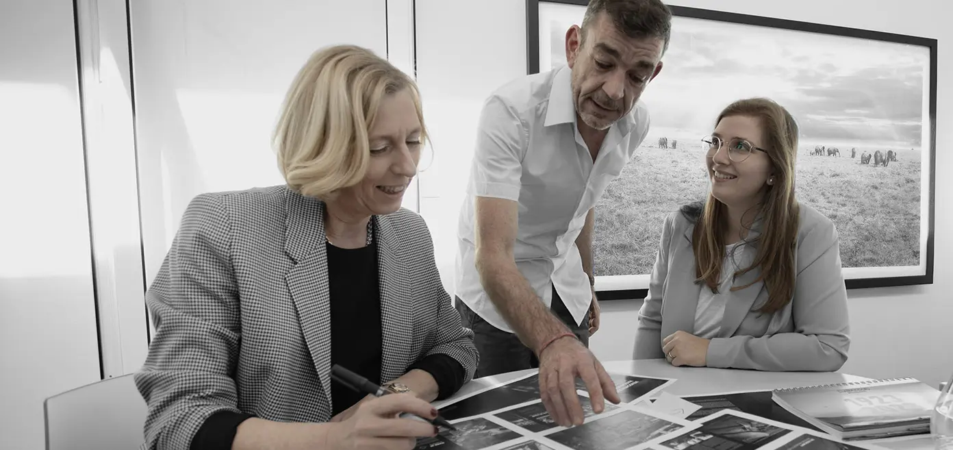 Kollegen bei einer Besprechung in der Werbeagentur Adverma