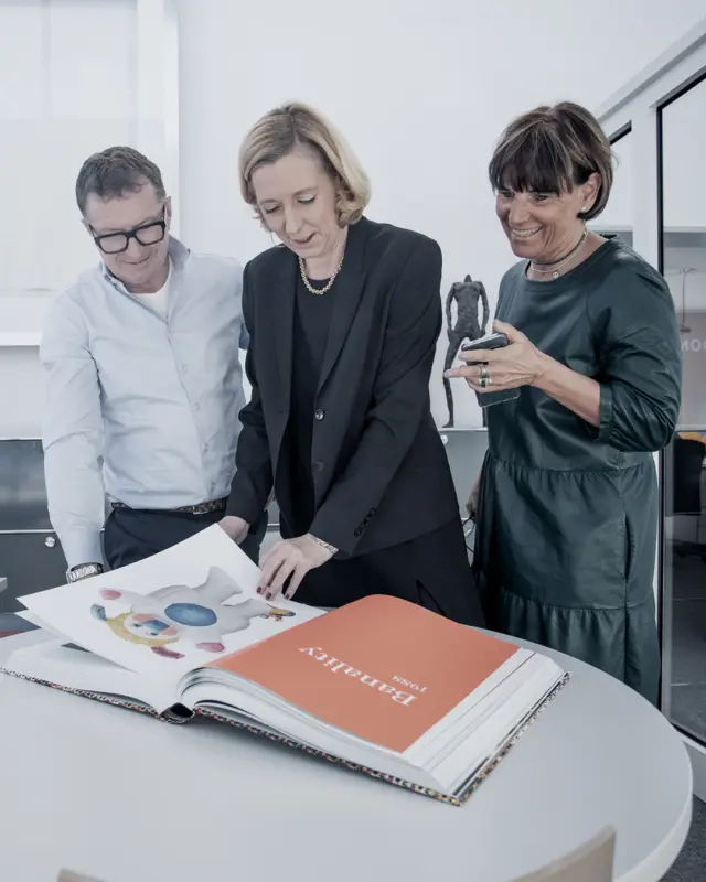 Agenturleben bedeutet Kreativität, Zusammenarbeit und ständiges Lernen. 🌟
Wir sind ein Team, das sich gegenseitig inspiriert, neue Ideen entwickelt und immer auf der Suche nach dem nächsten großen Projekt ist.
Hier wird gemeinsam an Konzepten gefeilt, jede Meinung zählt und jedes Detail ist wichtig. 💡📖#ADVERMA #markenkommunikation #agenturleben #Teamwork #kreativ