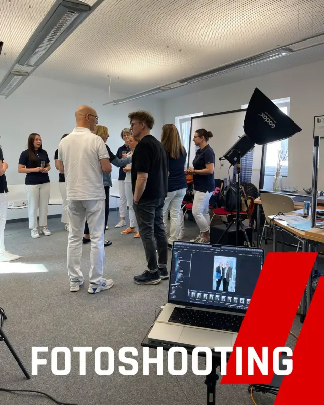 Freitag vibes: Zahnarztpraxis Lohrer vor der Linse, Kreativität on point und jede Menge Spaß am Set! 📸Ein herzliches Dankeschön an das super sympathische Team der Praxis – und natürlich an René @hungerundsimmeth und sein großartiges Team für die professionelle Umsetzung und die entspannte Atmosphäre am Set.Wir freuen uns schon riesig auf die Ergebnisse! ✨#Fotoshooting #ZahnarztpraxisLohrer #BehindTheScenes #ContentCreation #Teamwork