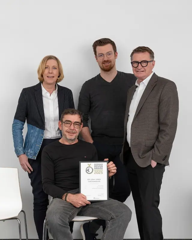 Wir haben den German Design Award 2025 gewonnen 🎉Yes – wir dürfen stolz verkünden: Das LOWA-Jubiläumsbuch wurde mit dem German Design Award ausgezeichnet!Der Award zählt zu den angesehensten internationalen Designpreisen und setzt echte Maßstäbe für innovative Gestaltung und Wettbewerbsfähigkeit auf dem globalen Markt.Besonders schön: Er zeigt auch, welchen Beitrag Design zur nachhaltigen Transformation der Wirtschaft leisten kann – und dass gutes Design heute mehr denn je Antworten auf die Herausforderungen unserer Zeit geben kann.Mit dem LOWA-Jubiläumsbuch durften wir gestalten, erzählen und Emotion wecken 😍@germandesigncouncil#ADVERMA #agentur #germandesignaward2025 #award #proud