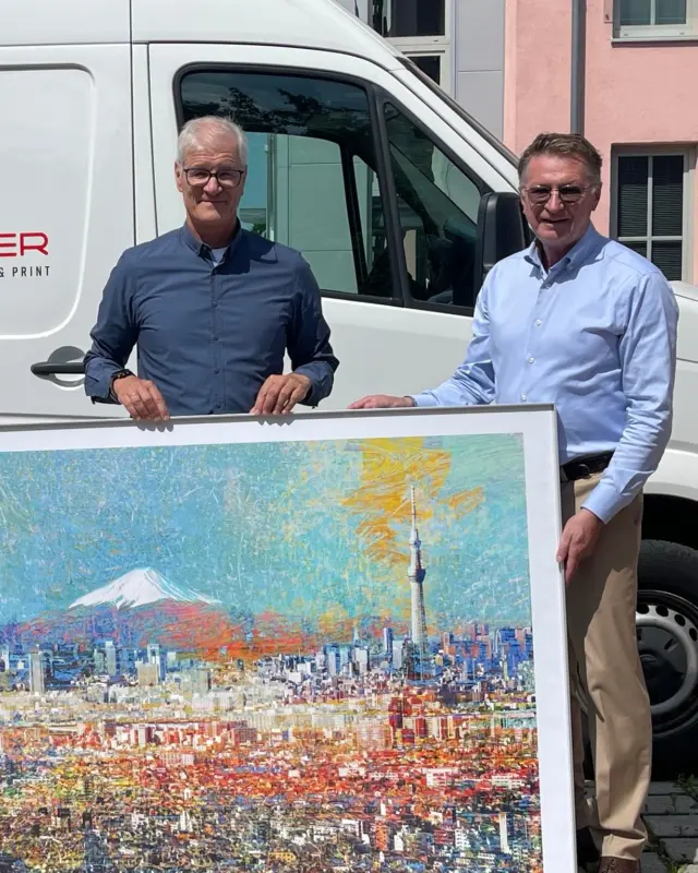 Kunst x Technik x Teamwork 🎨
Gemeinsam mit dem Künstler Gerd Schwanitz haben wir von ADVERMA ein exklusives digitales Kunstwerk entwickelt: eine abstrakte Interpretation von Tokyo – kraftvoll, klar, visuell stark. 🌇
Jetzt haben wir die limitierte Serie von 10 signierten Fine-Art-Prints an unseren Kunden Lederer Printmanagement übergeben – ein gemeinsames Projekt, das kreative Idee, künstlerische Handschrift und technologische Präzision vereint.
Gedruckt wurde das Ganze auf dem Canon imagePROGRAF PRO-4600 – damit jedes Detail sitzt. 🖨
Eine Zusammenarbeit, wie wir sie mögen: kreativ, mutig und mit viel Liebe zum Detail.🤝
#adverma #markenkommunikation #kunst #teamwork