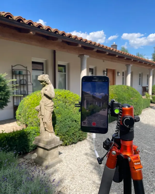 Kuchler ganz persönlich 🎥
Sommerfest bei @gartenidee.kuchler – wir waren hinter der Kamera dabei!
Die tolle Atmosphäre haben wir gleich genutzt, um mit den Mitarbeitenden spannende Videoporträts einzufangen.
Echte Menschen, echte Geschichten, echtes Teamgefühl – genau das macht einen Arbeitgeber aus. Danke an alle, die so offen und mit guter Laune vor der Kamera standen. Das wird richtig gut! 💪
#ADVERMA #Videodreh #Sommerfest #BehindTheScenes #TeamKuchler #Agenturalltag