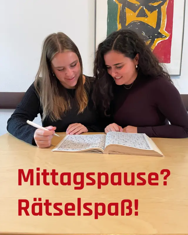 Wenn bei uns Pause ist, kommt das Rätselheft auf den Tisch. ✏️
Denn in unserer Mittagspause wird nicht nur gegessen – wir lieben es, gemeinsam Kreuzworträtsel zu lösen: mal knobeln, mal lachen, mal über total verrückte Lösungswörter staunen. So tanken wir neue Energie, schalten ab vom Projektstress und kommen mit frischem Kopf zurück an den Schreibtisch. 🧘♀️
Denn manchmal sind es genau diese kleinen Rituale, die den Arbeitsalltag besonders machen. 🤗
Wie verbringt ihr eure Mittagspause am liebsten? 🍴🧩☕
#agenturleben #mittagspause #adverma #marketing #marketingagentur