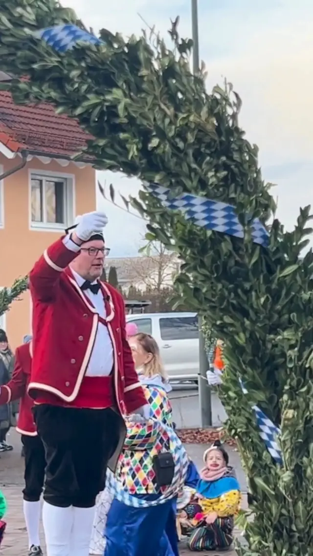 Nur alle sieben Jahre treten die @schaeffler_pfaffenhofen in der Faschings-Saison auf und heuer war es wieder soweit. Nach Alter Adverma-Tradition darf auch ein Auftritt bei uns auf keinen Fall fehlen. 

Wir bedanken uns bei der Gruppe des MTV Pfaffenhofen recht herzlich für ihren Besuch und dass sie uns an dieser Tradition mit einbezogen haben.

Der Schäfflertanz ist eine über 500 Jahre alter bayerischer Brauch, bei der Fassmacher (Schäffler) seit 1517 meist alle sieben Jahre während der Faschingszeit durch Straßen tanzen. Ursprünglich als Zeichen der Hoffnung nach der Pest gestartet, bringen die Tänzer heute Mut und Lebensfreude in die Städte. 

#schaefflerpfaffenhofen #schaefflersaison #fasching #tradition #adverma