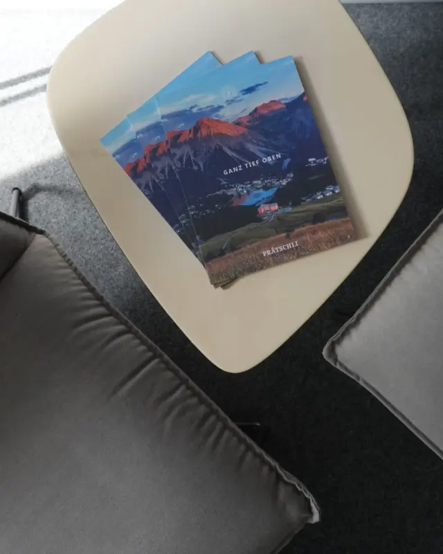 Eine neue Imagebroschüre für unser schweizer Lieblingshotel. 🗻

GANZ TIEF OBEN liegt das @hotel.praetschli mitten in den Schweizer Alpen.
Die Schönheit des Hotels und der Umgebung auf 1.800 m Höhe haben wir auf 32 Seiten zusammengefasst.

#hotelpraetschli #druckprojekt